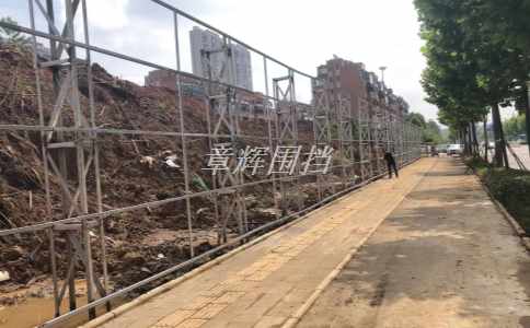 金屬圍擋安裝費多少錢一米？