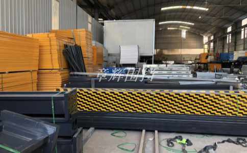 金屬圍擋周圍環(huán)境的臟污程度如何影響其清洗難度？(分析金屬圍擋的周圍環(huán)境與清洗難度的關系)